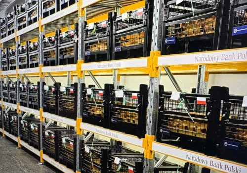 Hejt na NBP, bank centralny odpowiada. Elektorat Tuska i tak nie zrozumie