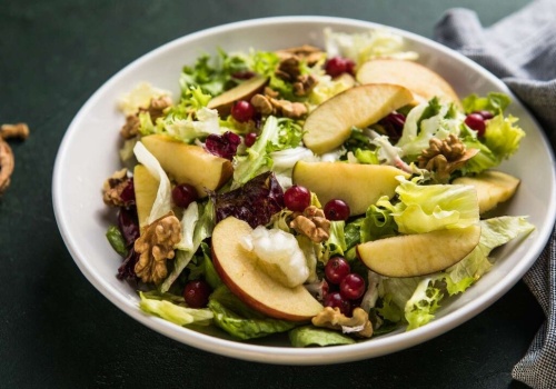 Sałatka Waldorf w nowej wersji. Genialne połączenie owoców, chrzanu i wanilii
