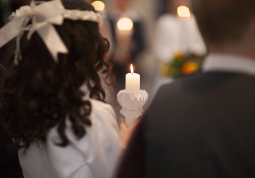 Prezent na komunię 2026. Ile dać do koperty i co kupić, żeby nie przesadzić