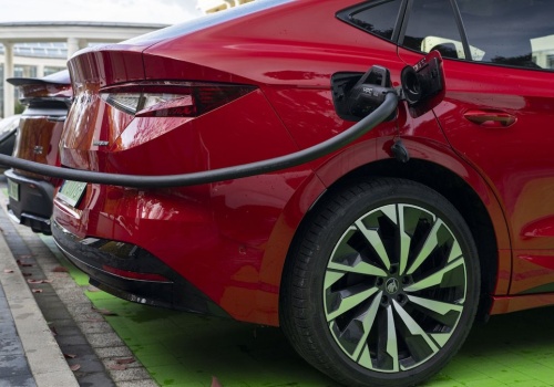 Elektromobilność zwalnia. Producenci baterii mają poważny problem