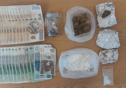 Kokaina, marihuana, mefedron i sprzęt do uprawy konopi