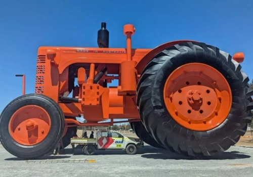 42 tony stali i 800 litrów farby. Tak wygląda największy ciągnik świata