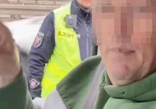 Bez prawka jechał autem, policjanci zatrzymali go na moście ze względu na zły stan techniczny pojazdu. Kierowca rozpoczął transmisję z interwencji w sieci