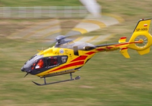 Mężczyzna przysypany ziemią. Lądował śmigłowiec LPR-u