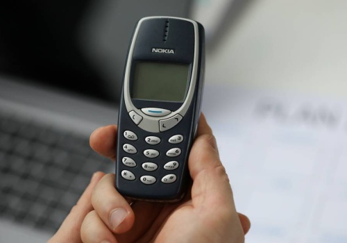 Trzymasz stary telefon w szufladzie? Mało kto wie, czym to grozi