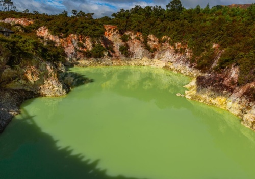To jezioro zachwyca kolorem, szokuje zapachem i niepokoi nazwą. Wcale nie wylano tu chemikaliów