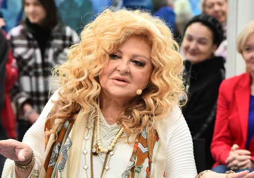 Gessler zaprosiła go na kolację. 