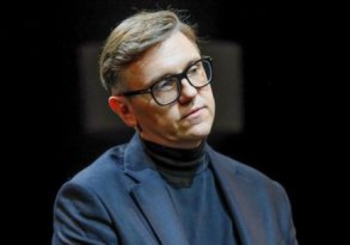 Musiał pożyczać pieniądze. 