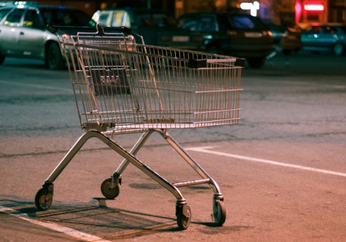 Po zamknięciu sklepów zaczyna się biznes. Parkingi zarabiają nocą