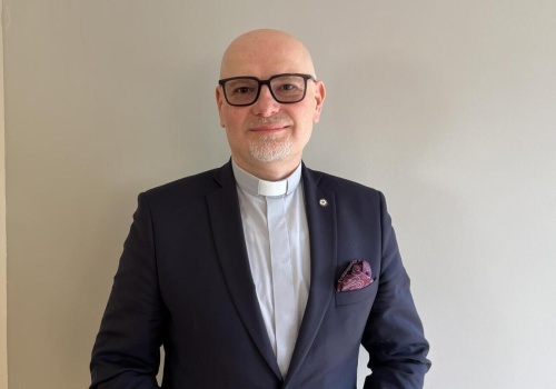 Był wikariuszem w Bielsku, jest księdzem w Cisownicy, a od teraz także radcą Konsystorza