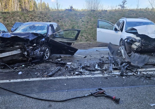 Czołowe zderzenie na DK16. Trzy osoby ranne, droga zablokowana