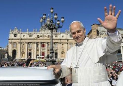 Ludzie Trumpa grozili papieżowi? Człowiek z Watykanu zabiera głos