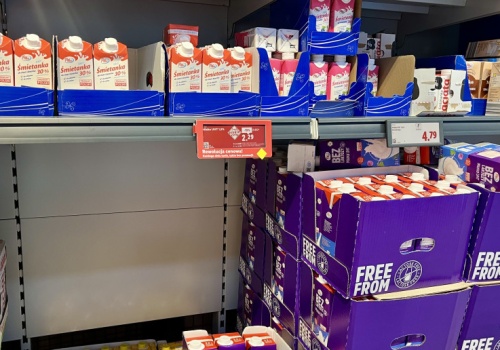 Zmiany na półkach w Biedronce i Lidlu. Te etykiety pokazują nową strategię