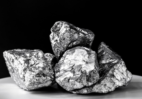 Wchodzimy w czas ”białego metalu”. Jest o 120 proc. droższa niż rok temu