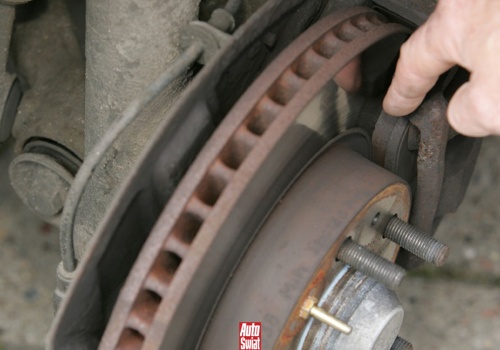 Korozja, piski i wibracje: czy zaraz stracę hamulce? Oto, co musisz wiedzieć