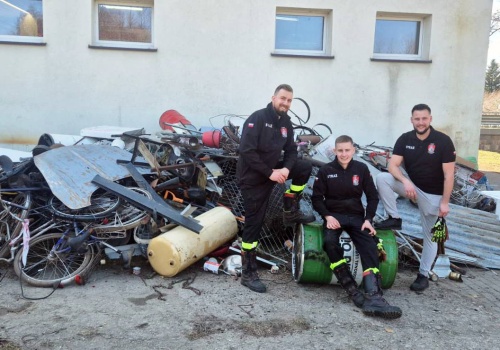 Hałda złomu przed remizą OSP Tuchomie. Trwa zbiórka dla młodych druhów