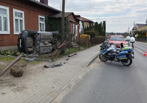 Groźny wypadek w Rozprzy. Nissan wylądował na boku tuż przy ścianie domu