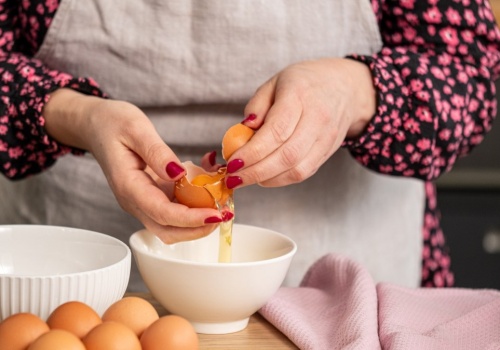 Zostały ci białka jajek? Wykorzystaj je i zrób pyszną przekąskę