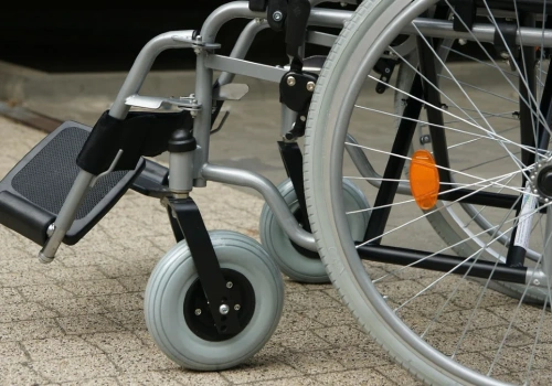 Świadczenie pielęgnacyjne. Ile wynosi i komu przysługuje