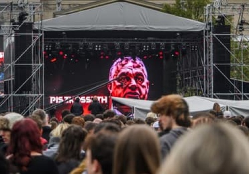 Nieliberalna demokracja poległa na chciwości i pazerności