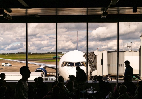 Mężczyzna wdarł się na lotnisko i siekierą zaatakował wojskowy samolot USA