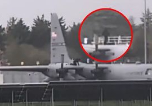 Zaatakował siekierą samolot USA na lotnisku w Irlandii. Krążą nagrania