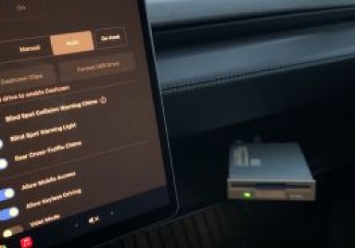 Podłączył stację dyskietek do Tesli. To naprawdę działa