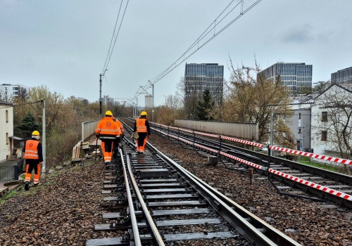 Trwa modernizacja linii kolejowej nr 8 przy al. 29 Listopada. Będzie więcej pociągów i mniej opóźnień (Galeria)