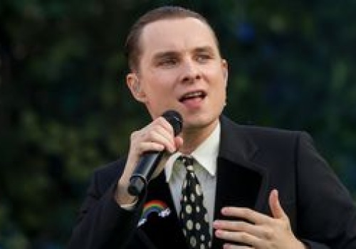 Ralph Kamiński zasnął w pociągu, a po przebudzeniu czekała na niego NIESPODZIANKA. Inny pasażer zostawił mu tajemniczy liścik! (FOTO)