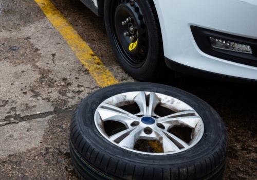 Myślisz, że umiesz zmienić oponę? W stresie wielu kierowców się gubi, brak wiedzy bywa kosztowny