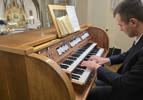 Muzyka, która uniosła wiernych. Wyjątkowe nabożeństwo Drogi Światła w Nowym Sączu