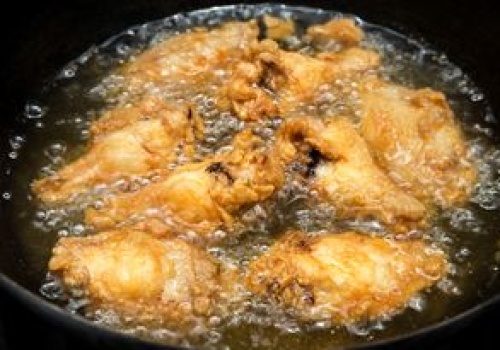 Takiego oleju pod żadnym pozorem nie używaj do smażenia. Zamienia się w truciznę