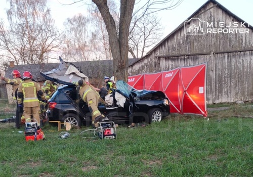 Kierujący BMW wbił się w drzewo. Zginął 24-latek