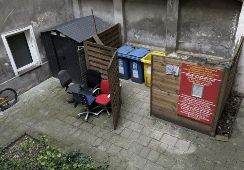 Freeganizm w Krakowie to nie tylko grzebanie w śmietnikach: wyrzucane są kartony jedzenia