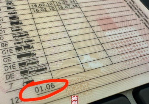 Wiesz, że możesz mieć kod w prawie jazdy? Policjant na pewno to sprawdzi