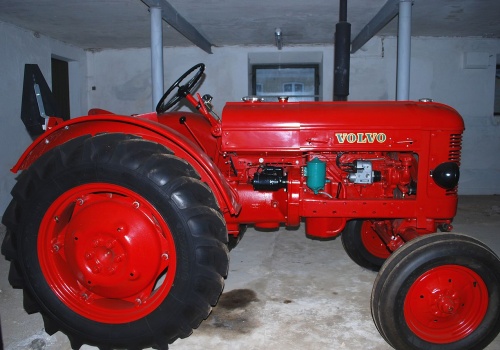 T-25, ale nie Władimirec. Ten czerwony ciągnik był z Volvo