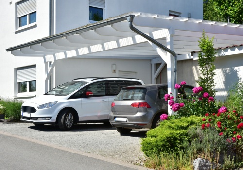 Właściciele nieruchomości masowo łamią prawo. Chodzi o wiaty samochodowe