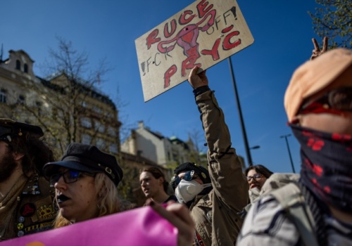 Agresywni aborcjoniści zakłócali Marsz dla Życia w Pradze. Powstrzymała ich policja