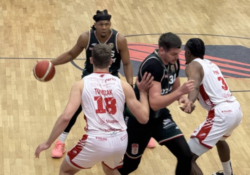 Szczęście uciekło w końcówce. Czarni Słupsk minimalnie przegrywają ze Śląskiem