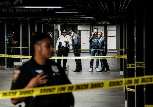 Mężczyzna z maczetą rzucił się na pasażerów metra. Trzy osoby ranne