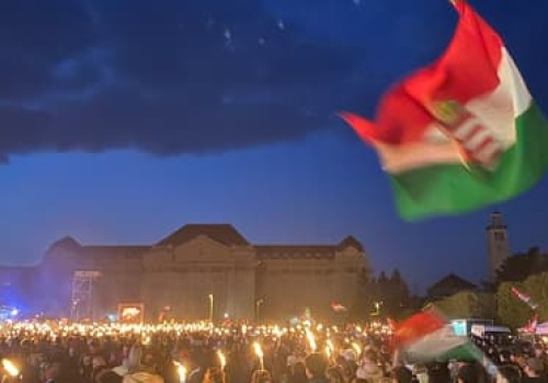 „Wiosny, zmian, młodości i Tiszy nie da się zatrzymać!” Węgrzy wybierają