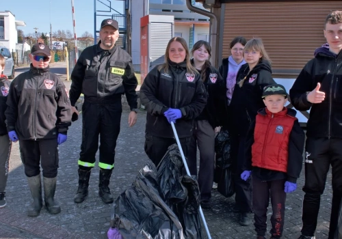 „Znaleźliśmy mopa”. Młodzi druhowie z OSP sprzątali jezioro Charzykowskie
