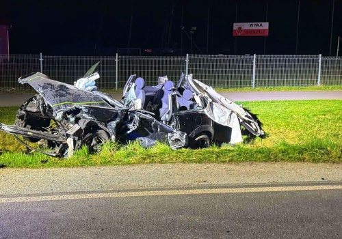 Lokalny bogacz rozbił się BMW. Były osoby zakleszczone (ZDJĘCIA)