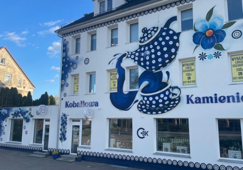 Małe kubki, wielkie pieniądze. Ceramika w niebieskie kropki podbija świat