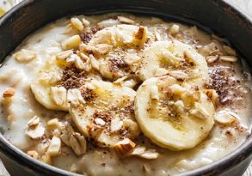 Ta owsianka jest napakowana białkiem. Przygotujesz ją w mig, a najesz się na kilka godzin