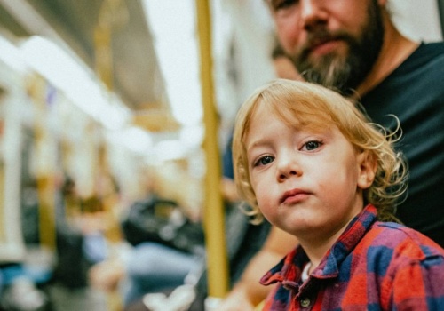 Rodzice mają dość oceniania w przestrzeni publicznej. Każda podróż z dzieckiem to dziś stres