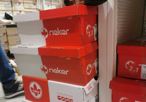 Te sneakersy Rieker są numerem 1 na wiosnę - lekkie, stylowe i wygodne. CCC ma je taniej