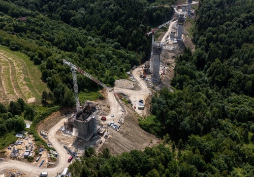 Na Podkarpaciu rośnie najwyższa estakada w Polsce. Kierowcy pojadą 80 m nad ziemią