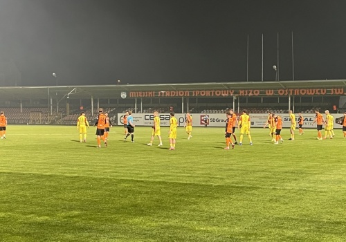 Bezbramkowe derby w Ostrowcu. W rolach głównych bramakrze