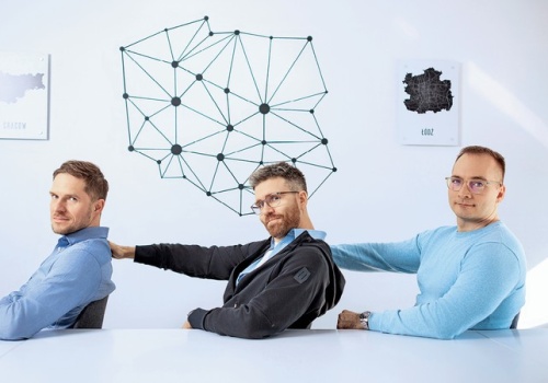 Twórcy Jakdojade długo nie mogli zarobić na swojej aplikacji. W końcu tracili w dziesiątkę. „Gdy do gry weszło Google, pomyślałem że już po nas”